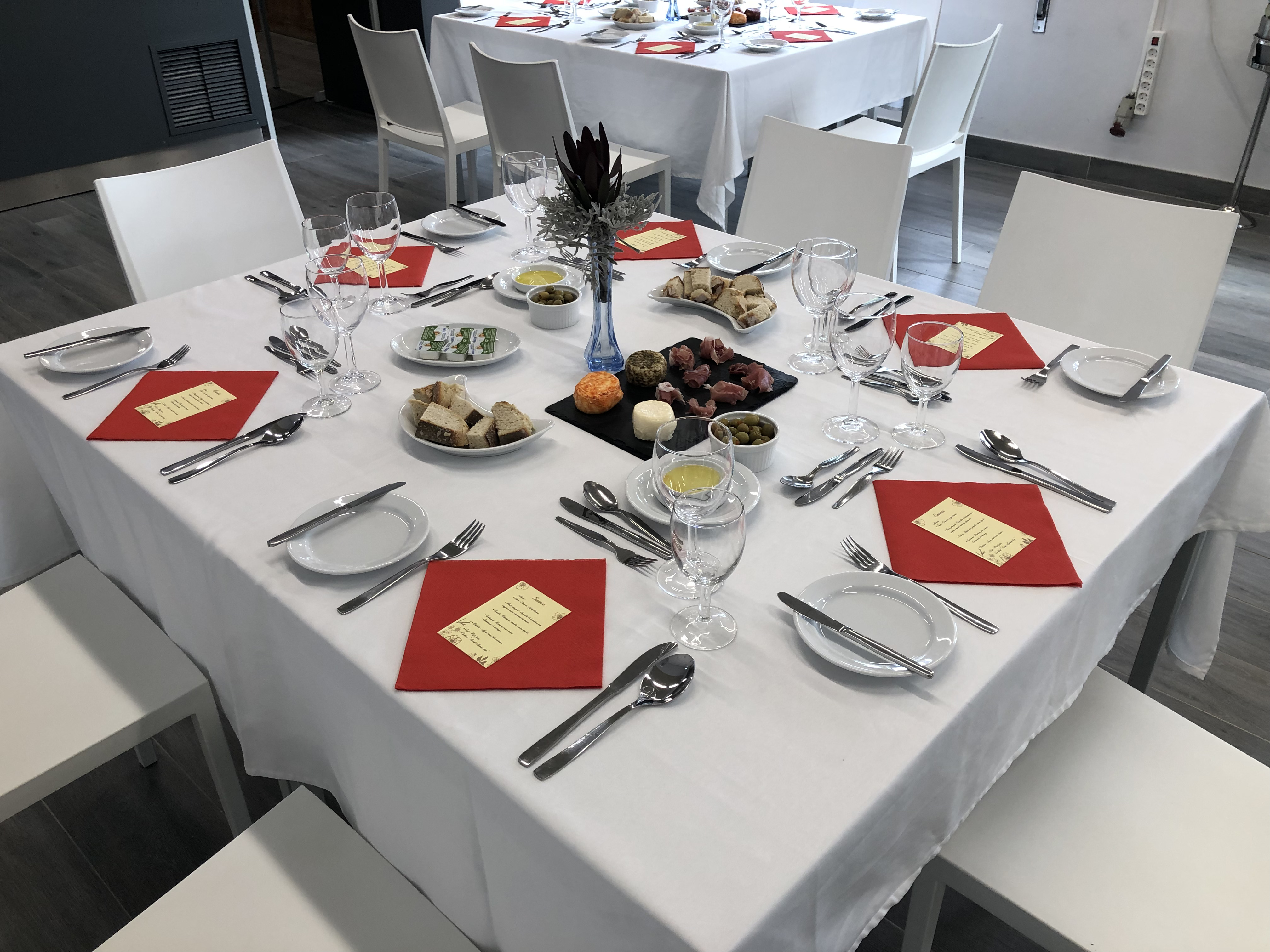 Alunos do 11º C - Tec. Restaurante e Bar - põem mãos à obra