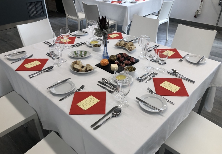 Alunos do 11º C - Tec. Restaurante e Bar - põem mãos à obra