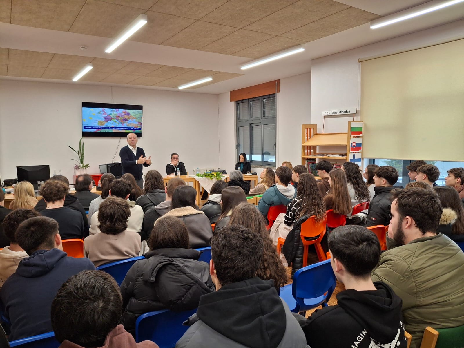 Projeto EU-CLASS: Visita do Eurodeputado Dr. Sérgio Humberto ao Agrupamento de Escolas de Idães